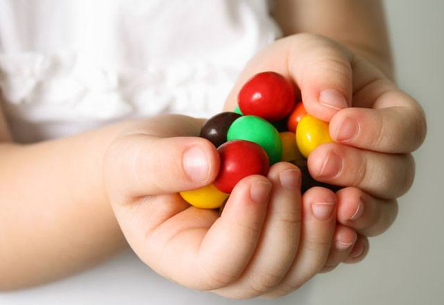 Çocuklar ne kadar şeker yemeli?