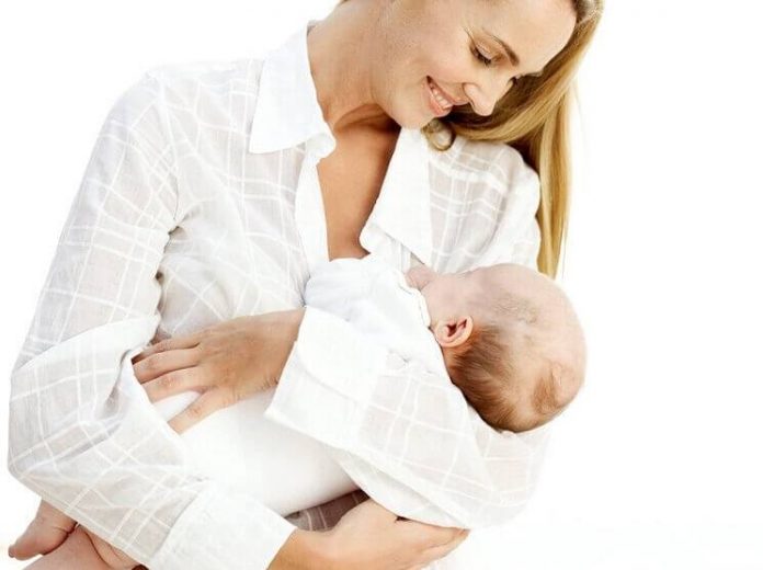İnek sütü alerjisi olan bebeğin annesi diyet yapıyor
