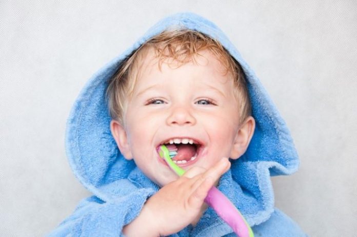 Çocukların dişlerine flor ve fissür örtücü uygulamaları nasıl yapılır?