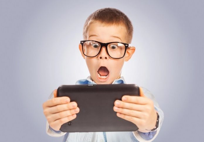 Cep telefonları ve tabletler çocuklarda dijital göz yorgunluğu yapıyor 