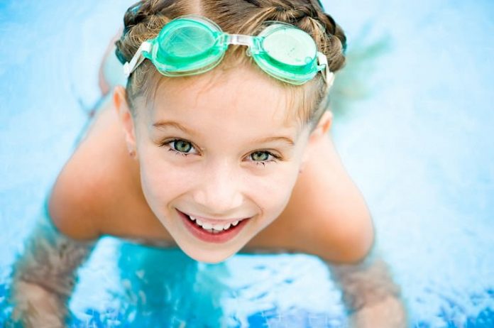 Havuz suyu ve güneş ışınları çocukların göz sağlığını etkiliyor!