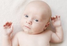 Bebeklerde eğri boyun tortikollis belirtileri sebebi ve tedavi yaklaşımı