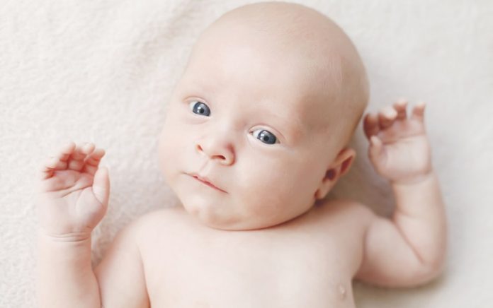 Bebeklerde eğri boyun tortikollis belirtileri sebebi ve tedavi yaklaşımı