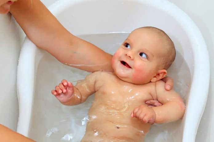 Bebeğiniz banyo yaparken ağlıyorsa sebebi bunlar olabilir!