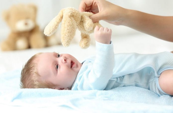 Bebekler ne zaman nesneleri tutmayı öğrenir?
