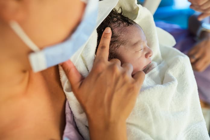 JAMA'da yayınlanan yeni araştırma ise COVID-19 pozitif anne ve bebeğini ayırmaya gerek olmayabileceğini öne sürüyor.