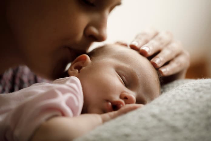 Bebeklerde güvenli bağlanma yaşamla kuralan ilk bağ