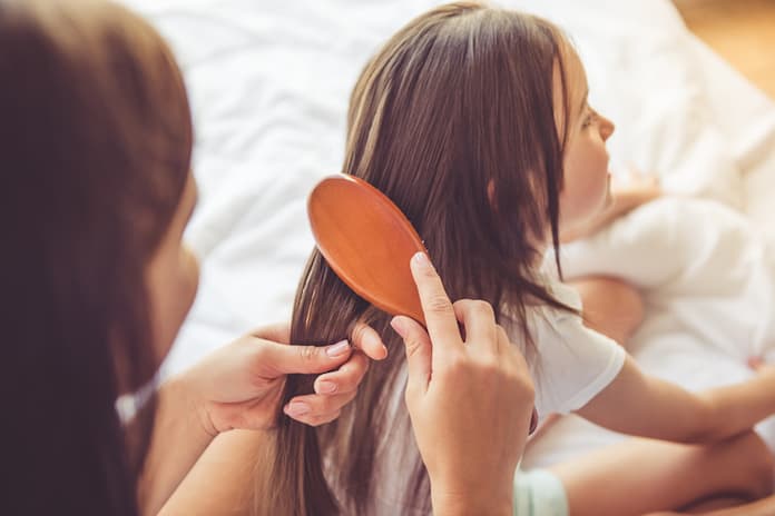 Saçları taranırken rahatsız olan çocuklara yardımcı olmanın 6 yolu!