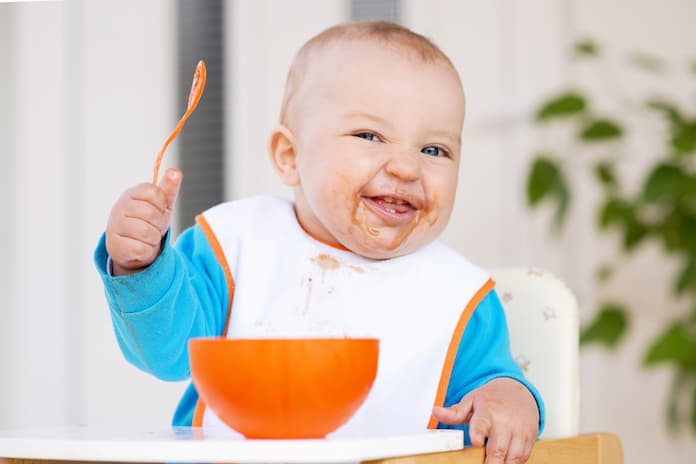 Bebeğinizin katı gıdaya geçmeye hazır olduğunun 6 işareti