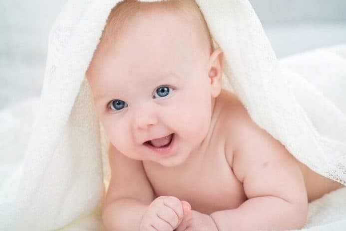 Bebekler başlarını ne zaman dik tutabilir?